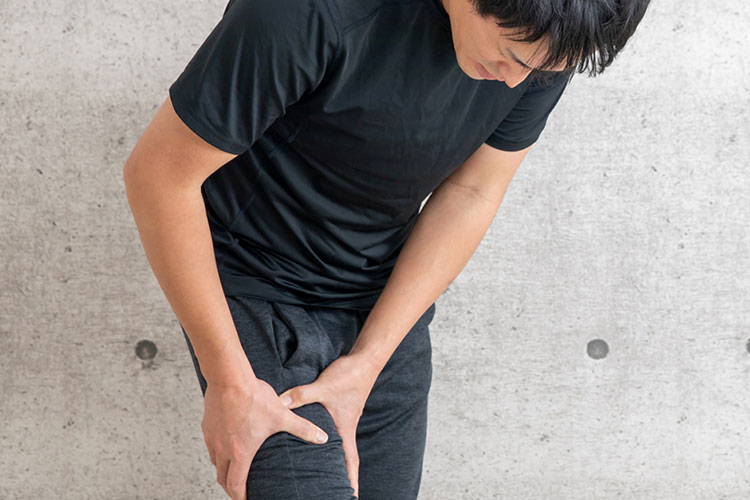 足の痛みのイメージ写真