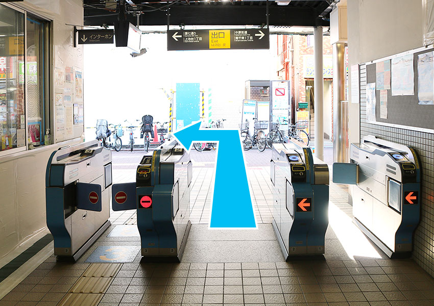 改札を出て左折します