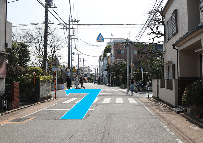 交差点まで直進して左折します